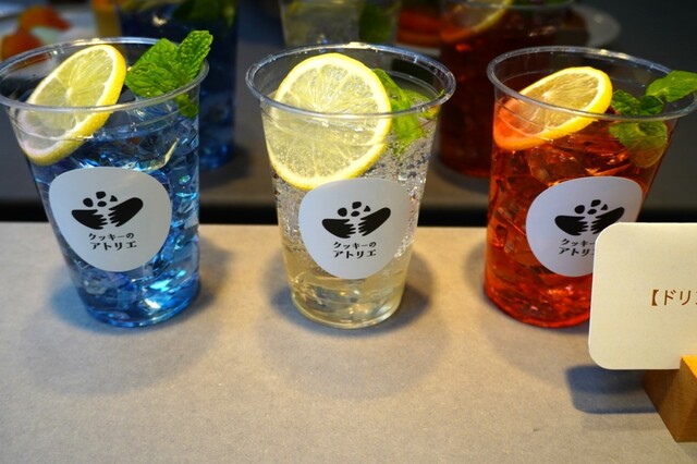 【クッキーのアトリエ】左から「バタフライピーティー」「レモネード」「ハイビスカス＆ローズヒップティー」各500円（税抜）