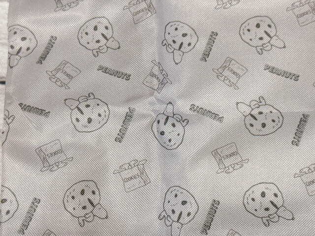 シックなグレージュカラーにスヌーピーのキュートな総柄デザイン!