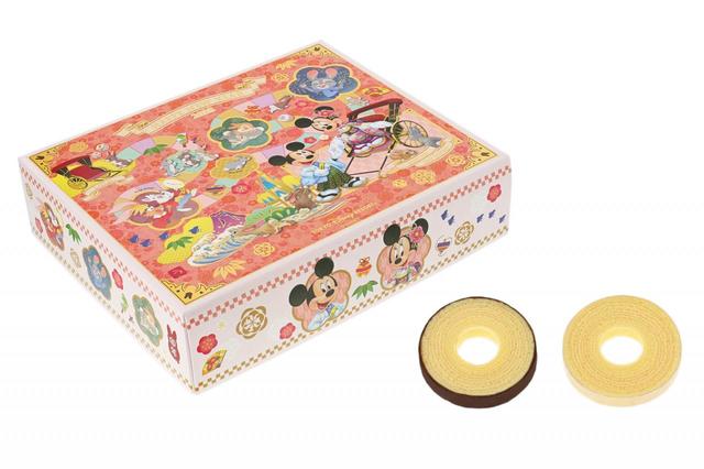 バウムクーヘン 1,500円｜内容量：8個[ホワイトチョコレート 4個、スウィートチョコレート 4個]｜東京ディズニーリゾート お正月グッズ2023｜販売店舗：東京ディズニーランド「ディズニー＆カンパニー」、東京ディズニーシー「ヴァレンティーナズ・スウィート」｜発売日：2022年12月1日（木）