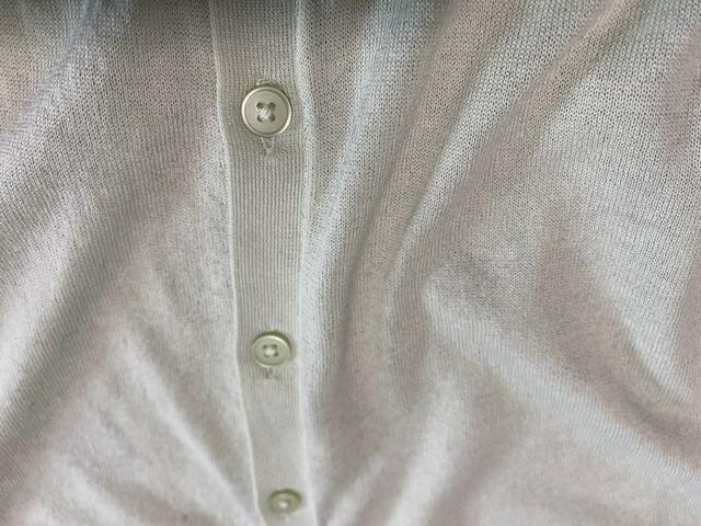 【ユニクロ ライトVネックカーディガン】ボタンも本体のカラーに合わせて統一されています
