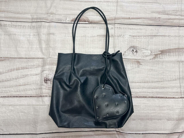 ブラックのバッグにつけてみました。大人っぽくてかわいい!