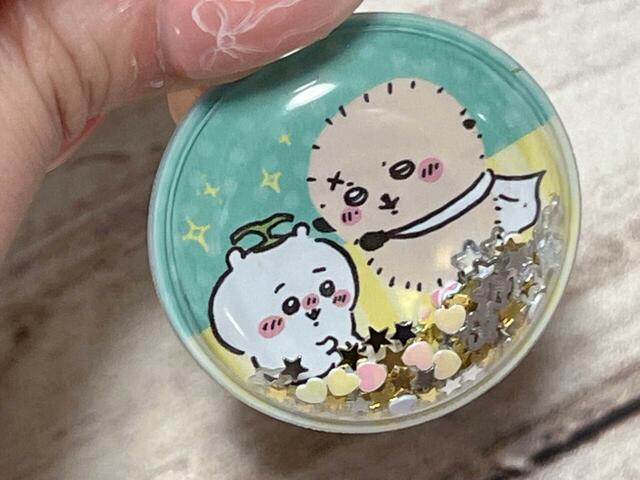 メロンをお裾分けされたお礼にメロンのヘタをちいかわの頭に乗せてくれるラッコのイラスト♪