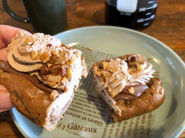 【ファミリーマート　濃厚ショコラエクレア】ダブルクリームのボリュームがすごくて口に運ぶまでに落としちゃいそうになります