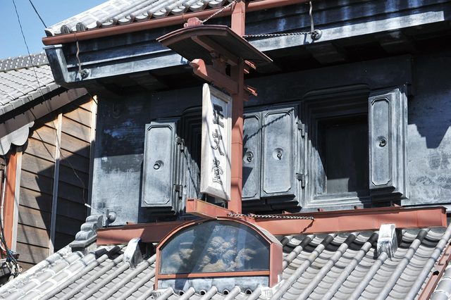 龍が掘られた「正文堂書店」の看板。独特の存在感があってかっこいい