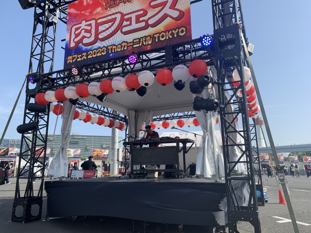 【肉フェス】DJタワーからはノリノリの音楽が！まるでフェスのよう〜♪