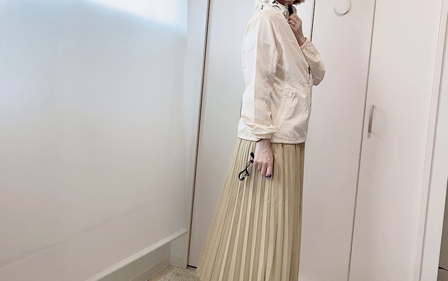 【ワークマン レディース高撥水シェルジャケット(エンボスタイプ)】オフホワイトのジャケットとベージュのプリーツスカートの爽やかコーデ