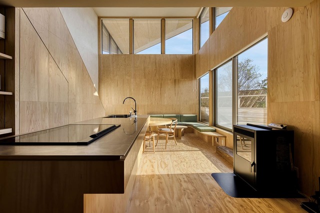 高さ5mの吹き抜け天井から差す光が美しいリビング