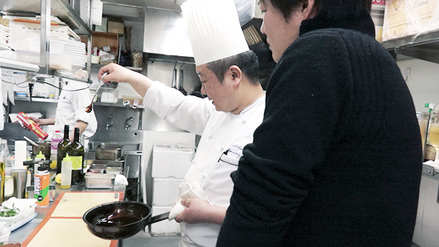 最後の仕上げ、飴細工