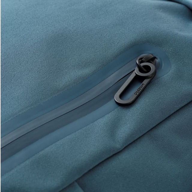 ファスナー部分は無縫製で高周波の圧着を施した止水ファスナー