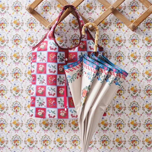 【Afternoon Tea LIVING】保冷バッグM ￥2,640、長傘 ￥5,280