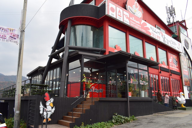 『ミストー・タッカルビ』は、バスの駐車場からナミソム行の渡し船乗り場に向かう途中の左手、北漢江沿いにある