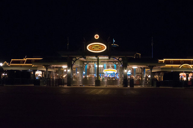 サンクスデーの営業は、20:00から22:30のわずか2時間半 ©Disney