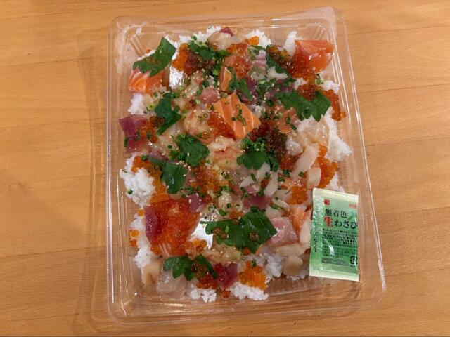 【コストコ きらめき海鮮漬けちらし】大葉とごま油の香りがふわっと広がる♪付属のわさびで味変も楽しめます!