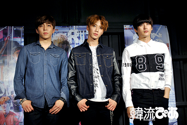 左からU-KISSのスヒョンとジュン、Block Bのジェヒョ / 『RUN TO YOU～Street Life～』会見