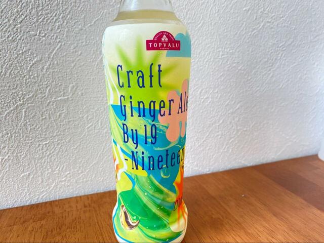 【トップバリュ　クラフトジンジャーエール By19 Nineteen】さわやかなグリーンを基調としたパッケージ