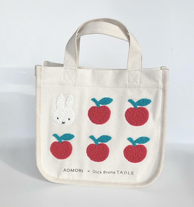 「AOMORI×Dick Bruna TABLE ドリンクホルダー付きサガラ刺しゅうバッグ」<価格:4,180円(税込)>【ミッフィーとリンゴをあしらった「AOMORI×Dick Bruna TABLE」限定グッズ第2弾が登場!イベント限定仕様の「サガラ刺しゅうバッグ」や「ランチョンマット」発売!】