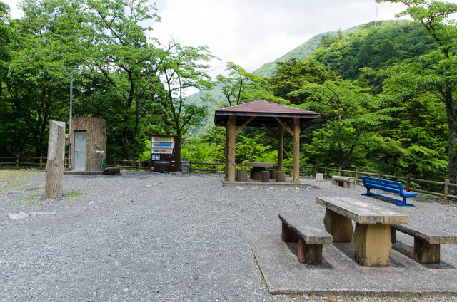 自動販売機とトイレがある。休憩所としての利用がいい｜「夢の吊り橋」散策ルート：寸又峡プロムナード