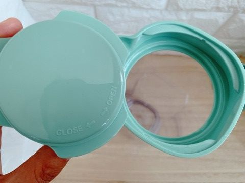 【カルディ 水出しドリンクボトル1.1Ｌ】ふた部分の突起でボトルの上部に引っかかる設計