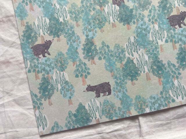 森に住むツキノワグマの柄。グリーンが爽やか♪