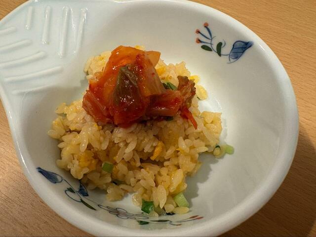 【ロピア どデカ盛り炒飯】キムチと一緒に食べてみました♪旨みと酸味が炒飯と相性抜群で、味変にもぴったりです◎