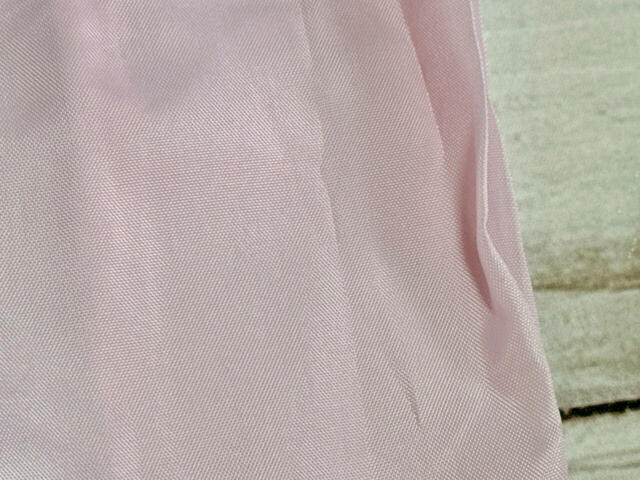素材は薄手ながらもしっかりとしたポリエステル生地を使用
