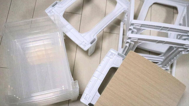 【アイリスオーヤマ ウッドトップチェスト 5段スリム】ハンガーラックの下に配置するチェスト2台。こちらも組み立ては引き出しとフレームのパーツを順に重ねていくだけの簡単仕様です