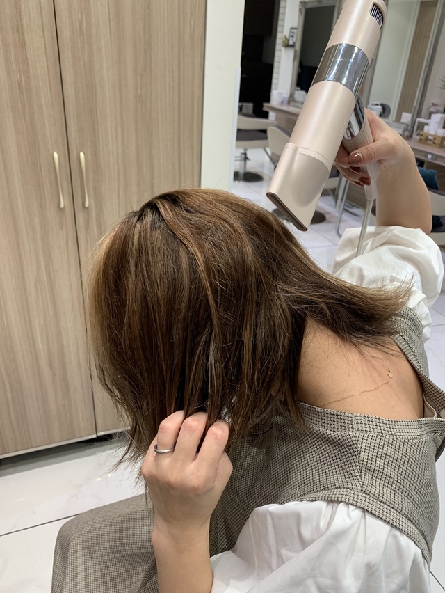 鏡を見ないで、わしゃわしゃと乾かすのがボリュームを出すポイント！