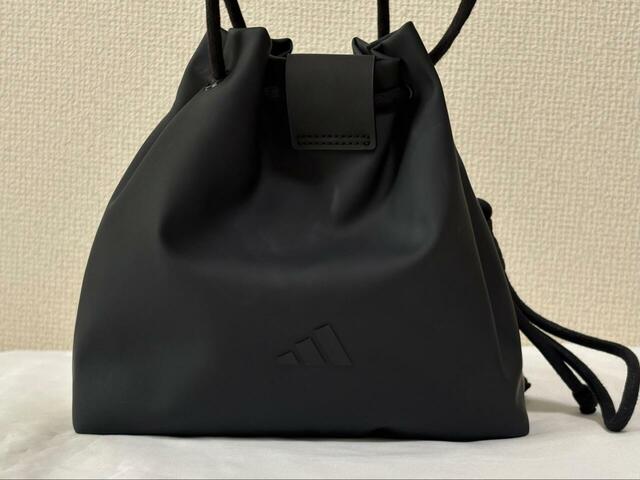 【adidas フェイバリット スモールバッグ】ドローコードを絞れば巾着のようなコロンとしたフォルムになります♪