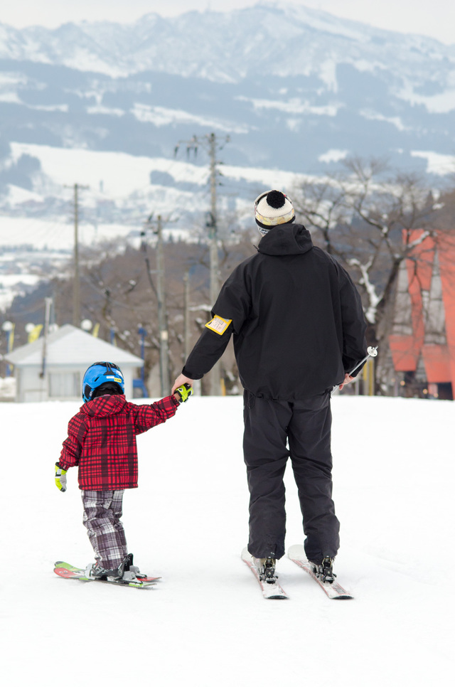 後ろ姿は、まるで親子のよう｜Snow Country Instructors