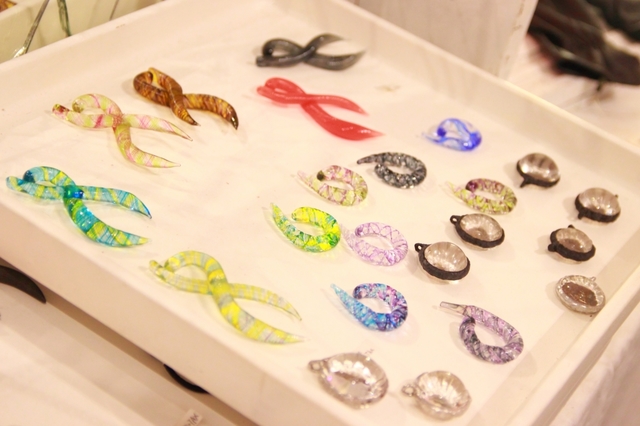 【AEG P.P★★★CRYSTAL】ガラス作品を主に手掛けるAEGさん。照明として使用されている首輪は、ガラスの先端が首に食い込む仕組み。