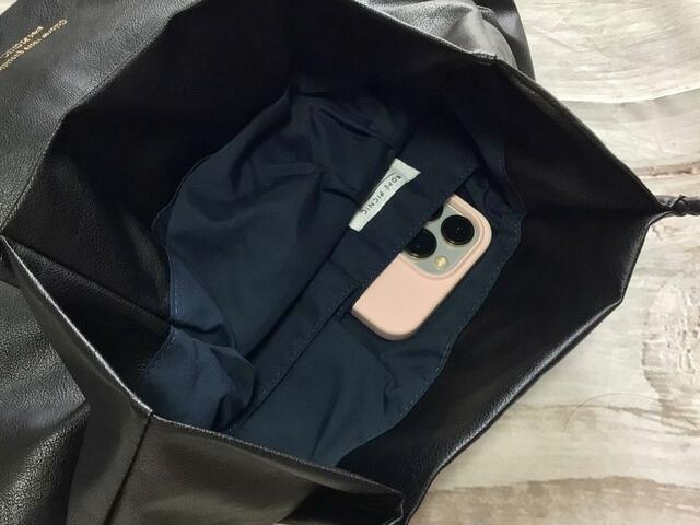 スマホを入れるのにぴったりなサイズ感♪