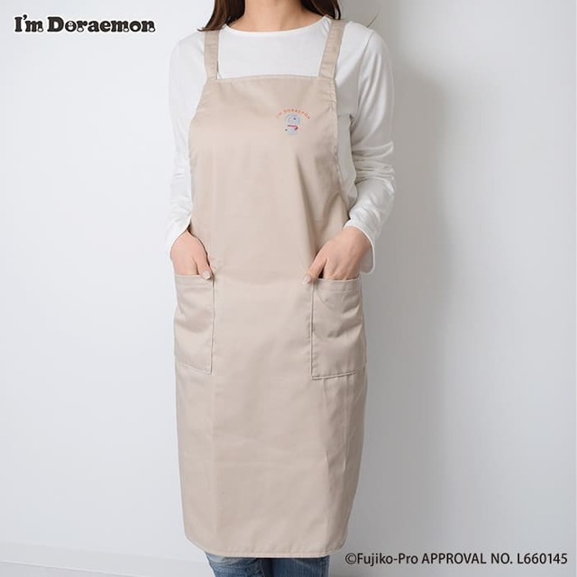 【ドラえもん】「I’M DORAEMON/エプロン」¥3,850／上品なベージュカラーと長めの丈のエプロン