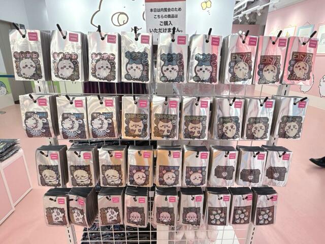 ネオンをイメージした、『ちいかわらんど新宿店』限定のスマホステッカー！