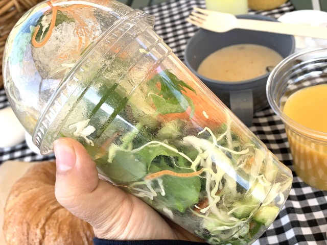 特製レモンドレッシングを入れて振ります