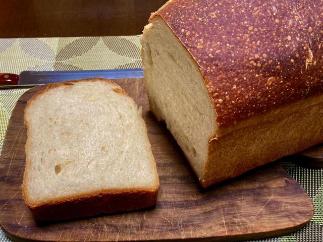 薪窯の食パンはとにかく皮がうまい。とくに底の部分は感動的だった