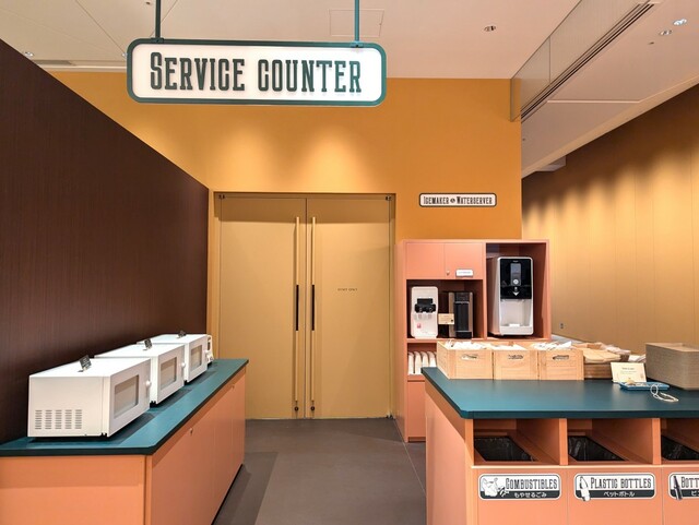 【星野リゾート 1955 東京ベイ】「Food＆Drink Station」に併設されたサービスカウンターには電子レンジや紙のカトラリー類も
