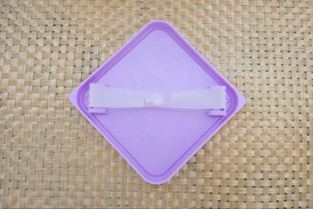 【トップバリュ フタがそのままトングになる保存容器】フタの内側にトングがついている