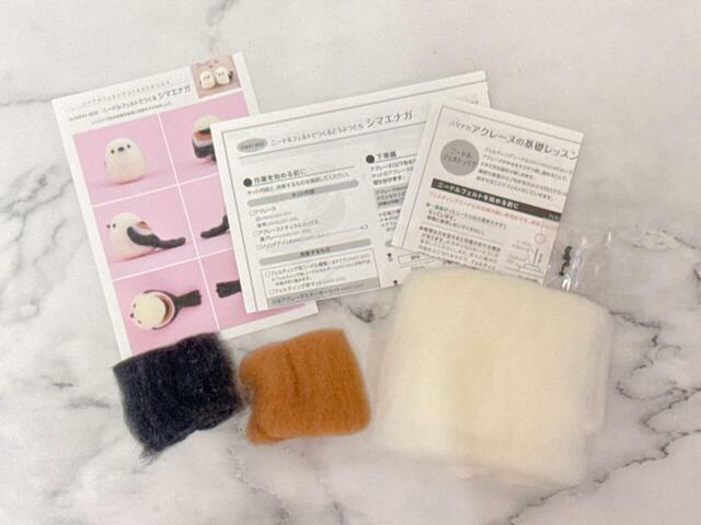 『ニードルフェルトでつくるどうぶつたち　シマエナガ』のキット内容