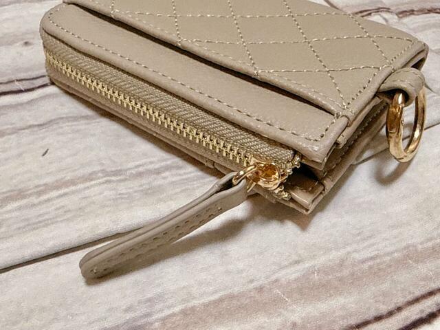 ファスナーの引き手にはケースと同素材のストラップ付き