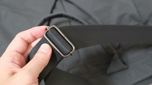 【ユニクロC 2WAYユーティリティバッグ】ショルダーストラップは 56～104cmで調節可能です