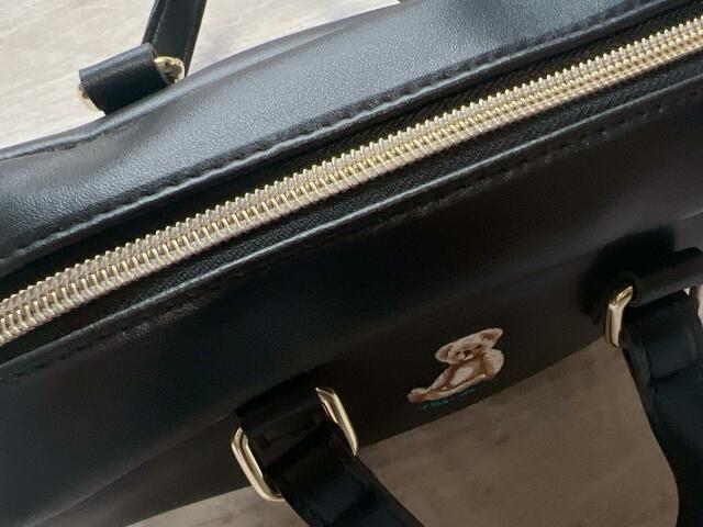 ファスナーはゴールド