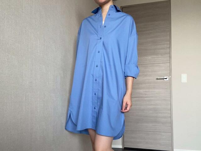 【UNIQLO オーバーサイズシャツワンピース 】ミニ丈のワンピースとして一枚でも着られますが、薄手の素材のため透け防止のインナー着用がおすすめ