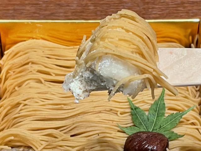 【栗りん日本橋コレド室町店】 栗のペーストの下にミニ大福が９個。栗とクリームが詰まっていて大満足