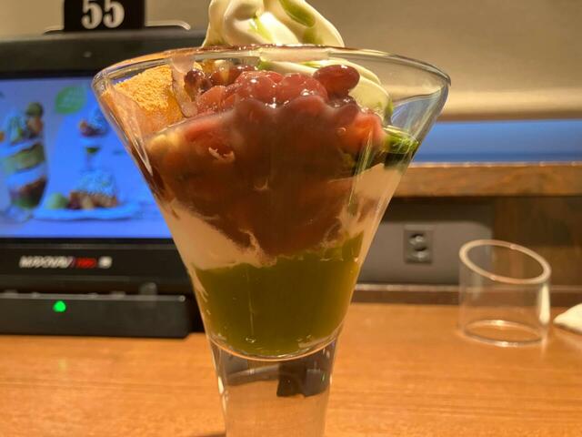 小ぶりなグラスながら、いくつもの層ができている。【びっくりドンキーの抹茶スイーツ】