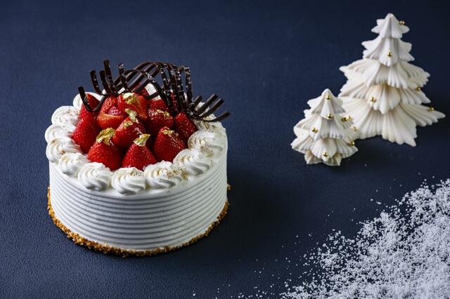 「スノービューティ」＜価格：8,000円（税込）＞【ホワイトピアノや時計がモチーフの芸術的なクリスマスケーキが登場♪「ザ・プリンス パークタワー東京」で予約スタート！】