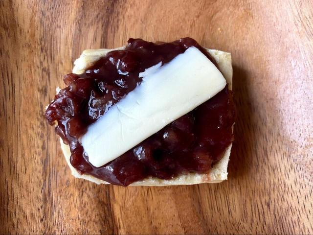 【セブン-イレブン 発酵バター入り ホットビスケット】たっぷりの粒あんとバター