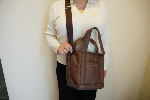 斜め掛けしたところ【BAYFLOW(ベイフロー)収納5ポケット キルティングバッグ】