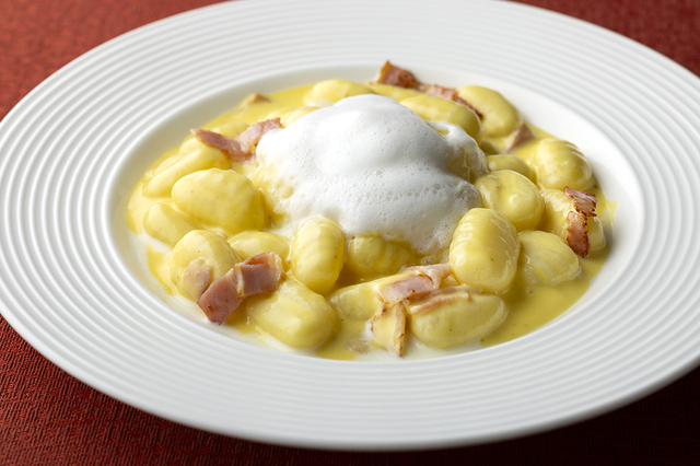 「ニョッキ トンデンファームのベーコン入り北海道産カボチャソース 白雪仕立て」＜期間：2025年10月1日～12月19日＞【東京ドームホテルに「海鮮パフェ」や「紅ズワイ蟹」「メロン」など、北海道の魅力溢れるメニューが勢揃い！『北海道グルメブッフェ 2025』開催！】