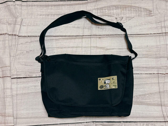 大人が持ちやすい、さりげないスヌーピーデザインが魅力のメッセンジャーバッグ