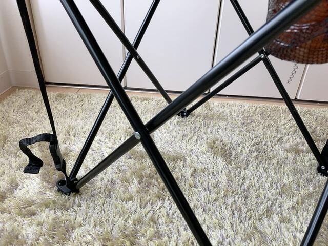 【ダイソー コンパクトテーブル（ブラック）】収納時は59.5cm×11cm×厚み11cmで重量は1kg、耐荷重は10kg